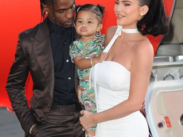 22 歲億萬富翁！凱莉珍娜被爆與孩子的爹 Travis Scott 分手，2 年戀情曾被妮姬米娜怒嗆！
