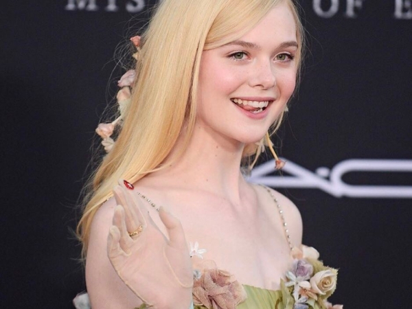 真迪士尼公主！Elle Fanning 浪漫長裙現身《黑魔女 2》首映會，仙女氣息迷倒全場！