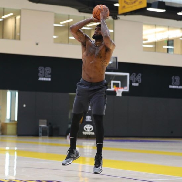 35 歲詹皇裸上身加練，全隊沒人敢走？魔獸在角落苦練罰球