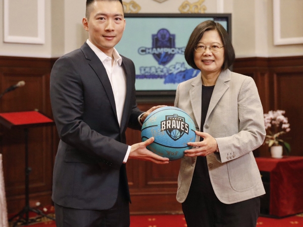 台灣史上第一次！第 16 季 SBL 冠軍富邦勇士進軍總統府，蔡英文嘉勉：亞洲指標性籃球隊！
