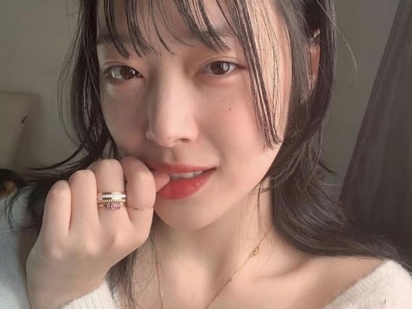 不愛穿內衣，倒是很懂戴！雪莉就靠「這 3 招」就算穿少少還是時尚度爆棚！