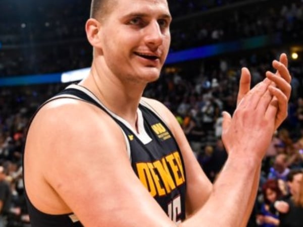 脖子都快不見了!NBA 全明星中鋒 Nikola Jokic「體態又崩壞」嚇歪球迷:哪裡來的肥宅?!