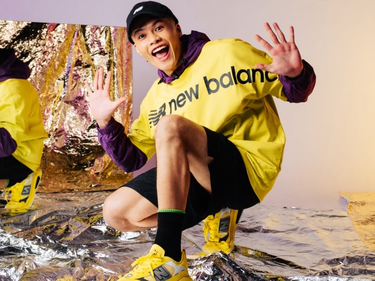 踩上 New Balance X-RACER 新色,異鄉人一秒變身「霓虹潮 JOKER」!
