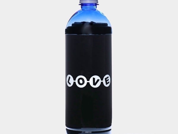 fragment design x Poggy 推出聯名T　重點它的包裝是帥到不行的寶特瓶啊！