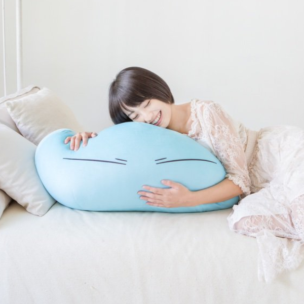 想當那隻史萊姆！日本推出《關於我轉生變成史萊姆這檔事》利姆路抱枕，軟萌造型讓妹子都淪陷了～
