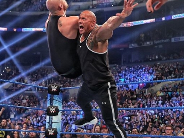 帥炸！巨石強森重返 WWE 摔角擂台，狂放大招狠揍 Baron Corbin 引粉絲瘋狂尖叫！