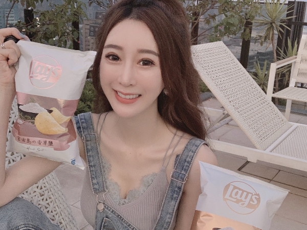 就是它！引爆了各大網美的少女心，顏質最高的「樂事日式鹽系列餅乾」來了，古銅金與玫瑰金的超絕美外型讓網友直呼：「這餅乾太美」