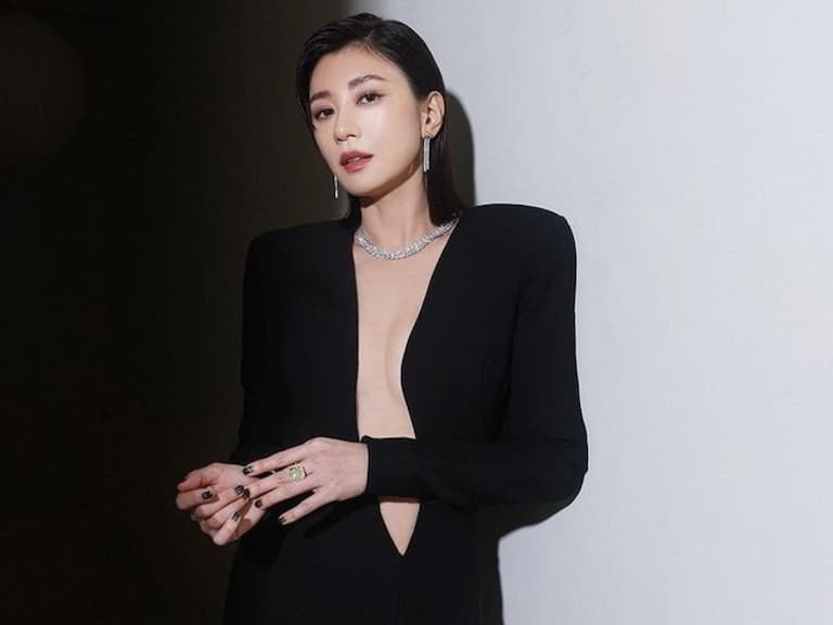 看了好想娶回家！回顧賈靜雯 3 大「絕美女神 Look」，網友：到底吃什麼可以越長越回春？