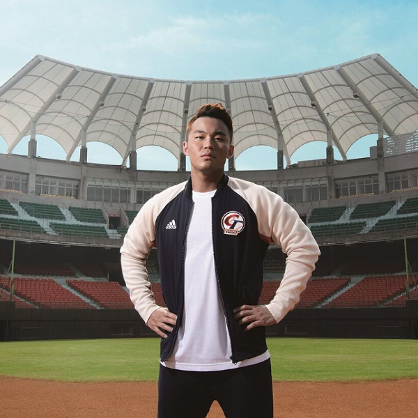 柏融大王親身示範！世界 12 強棒球賽即將登場，adidas 打造「挺中華 VRCT 外套」力挺中華隊前進東京奧運！