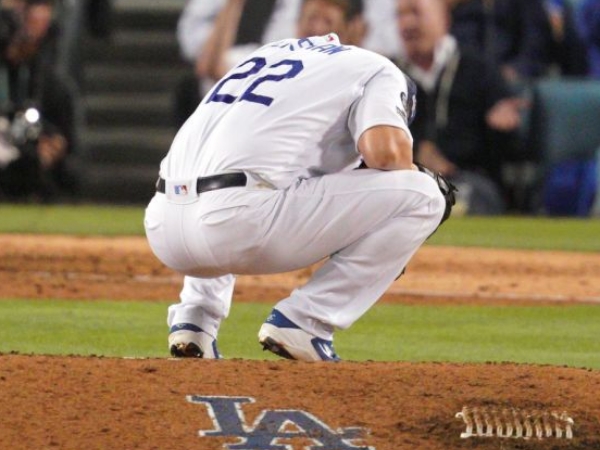 超級失落！Kershaw 慘遭國民打者「背靠背」全壘打，下場獨自抱頭懊惱：我什麼也做不了...