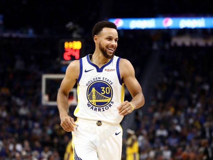 25 分鐘超高效狂轟 40 分 6 籃板 6 助攻，那個 MVP 咖哩完全回來了！