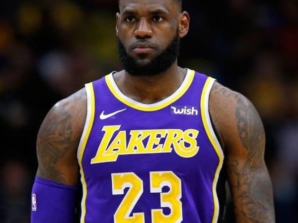 正值顛峰的 Kawhi Leonard 會比逐漸老態的 LBJ 還要強嗎？美媒：他只有「這點」贏過詹皇！