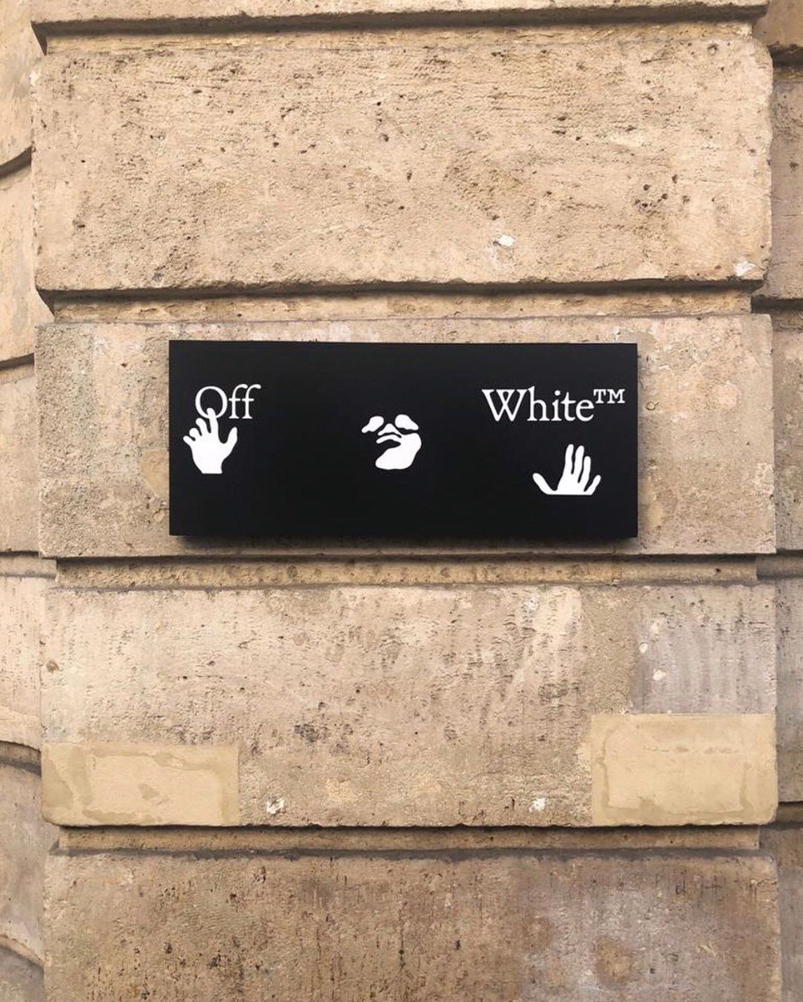 Off-White 全新 Logo 曝光　揮別招牌箭頭與黑白條紋