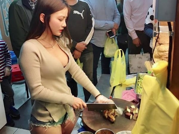 路邊最美風景！「超兇老闆娘」深 V 酥胸溢出　往下看「1/2 屁股蛋」遮不住！