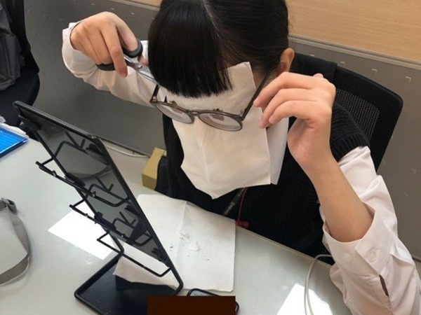 自己剪瀏海總是失敗？台女自製「 0 元剪髮神器」引熱議！網讚：在辦公室就可開剪了！