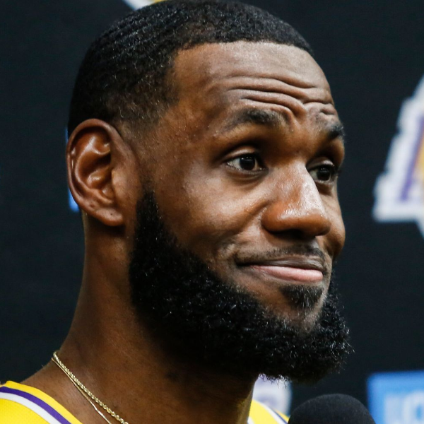 詹皇到底有多小氣？小老弟 AD 爆料：他說好要請全隊吃飯，結帳時「突然消失」變成我買單！