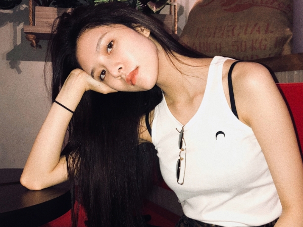 她穿過的衣服必 Sold Out！這位號稱「中國泫雅」的高冷潮妹憑什麼成為「新生代帶貨女王」？