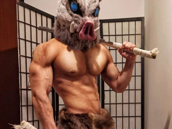 帥到不行!《鬼滅之刃》伊之助 Cosplay 太猛,網友驚:這肌肉量比動漫更誇張!