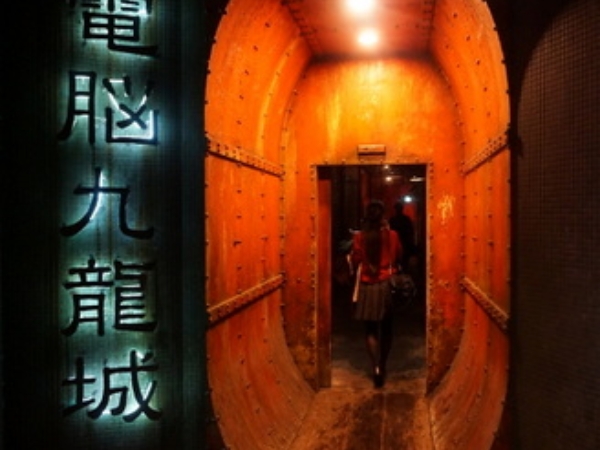 打卡要快！日本知名驚悚景點「電腦九龍城」宣告即將關閉，模仿舊香港街景超陰森！