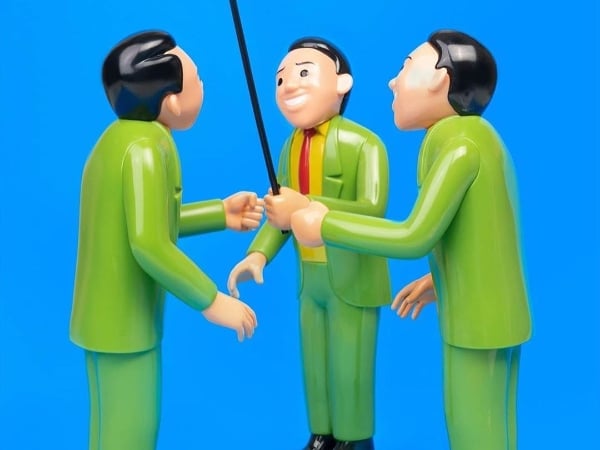 黑色幽默大王 Joan Cornellà 推出十吋搪膠人偶公仔，立體還原經典 SELFIE GUN 作品