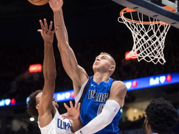 5 秒內連擋對手 3 波進攻!Porzingis 出賽 22 分鐘輕鬆拿 18+13,幫助獨行俠大勝快艇 15 分!