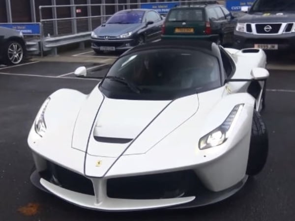 【老 J 推車】有夠兇！細數「地獄廚神」戈登 5 大名車收藏，「千萬法拉利」當玩具一樣在開！