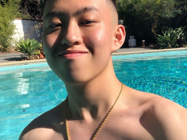 偶像劇真實上演？饒舌歌手 Rich Brian 演唱會上「煞到台下粉絲」發動IG 尋人，後續發展超浪漫～