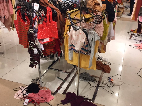 試穿完就扔地上！日本 Forever 21 倒閉前出清大拍賣，東京澀谷店搶購現場超凌亂！