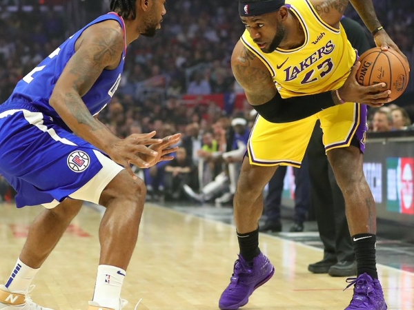 快艇主場開幕戰遭湖人球迷砸場！KAWHI 一露面就被狂噓，詹皇罰球被喊 MVP