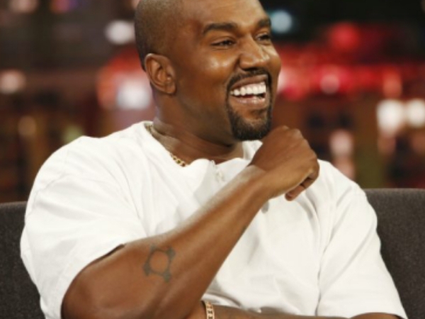 狗叔撿到火箭砲！最新 Yeezy 拖鞋高清釋出，Snoop Dogg 直呼「現在是在賣監獄拖鞋吧！」