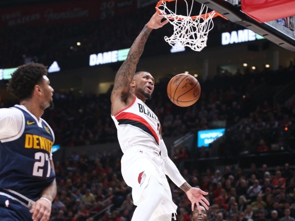 NBA 速報 / 一氣呵成!Damian Lillard 華麗大轉身晃倒防守者,殺入禁區「單手暴扣」震撼全場球迷!