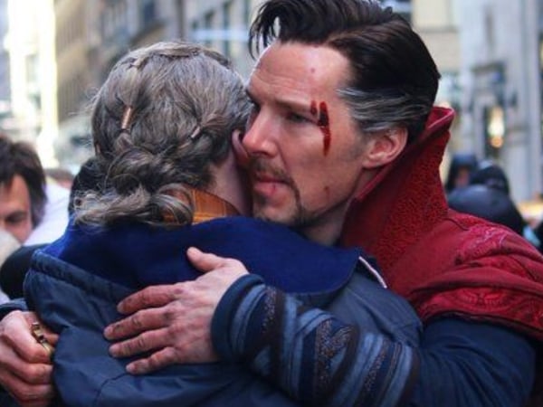 女星生病怕傳染...班奈狄克康柏拜區下一秒溫馨擁抱並細語:我是 Doctor Strange!