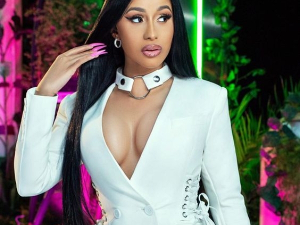 妳到底要我視線往哪兒擺?解析最狂饒舌女歌手 Cardi B 的 3 大「土豪搭配術」,網友:時尚好難懂