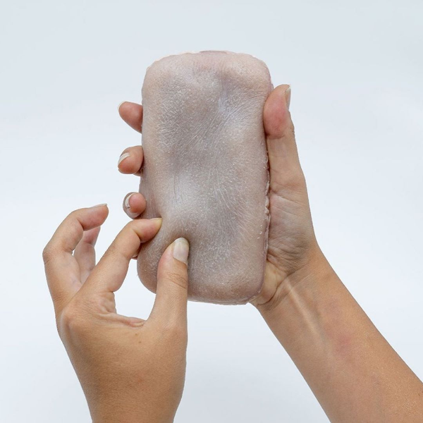 魯蛇福音？超狂科學家打造人造皮膚手機殼，這觸感摸久了會不會上癮啊？
