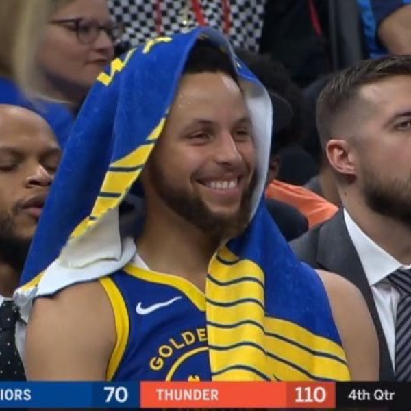 NBA 速報／被打壞掉了？勇士狂輸雷霆 28 分苦吞開季 2 連敗，Curry 竟在場邊露出「謎之微笑」⋯