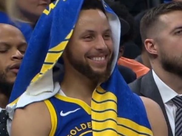 NBA 速報／被打壞掉了？勇士狂輸雷霆 28 分苦吞開季 2 連敗，Curry 竟在場邊露出「謎之微笑」⋯