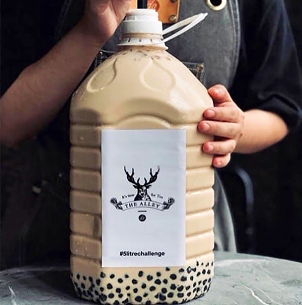 到底多愛喝珍奶？！馬來西亞飲料店推出 5 公升超大桶珍奶，8 倍容量讓你喝到吐奶！