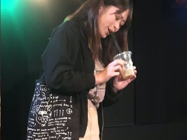 影片讀取中也能 Cosplay！日本「地味萬聖節」爆笑角色扮演，拚命想吸珍珠的女人也出現！