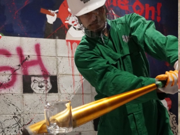 你壓力山大嗎？大阪新開幕發洩專用「Crash Box」，家電、玻璃杯盡情砸爛不用賠！