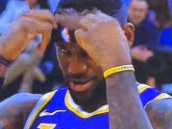 NBA 速報／「大哥你露餡了啦！」詹皇比賽「頭帶掉落」稀疏髮線現形，小老弟 AD 立刻暖心提醒把它喬好！