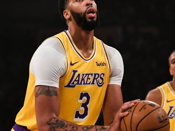 NBA 速報/叫我湖人一哥!Anthony Davis 狂炸 40 分 20 籃板痛宰灰熊,比肩俠客歐尼爾刷新多項紀錄!