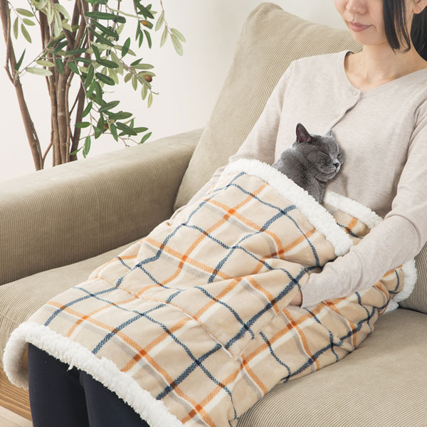 這畫面萌出血！日本推出「寵物專屬口袋」溫暖毛毯，與貓咪一起依偎渡過寒冬必備！