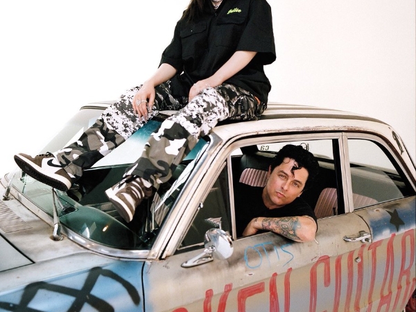 超叛逆合體！怪奇比莉和 Green Day 樂團主唱同台，粉絲興奮「兩個時代的音樂偶像」！