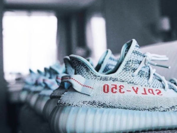 「美國製」Yeezy 創神話？！肯爺發豪語「兩年內將 Yeezy 帶回美國」，網友：「荷包在滴血！」