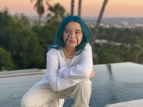 大衛貝克漢 8 歲女兒小七萬聖節扮成 Billie Eilish，完美還原酷帥女孩「黑淚妝」！