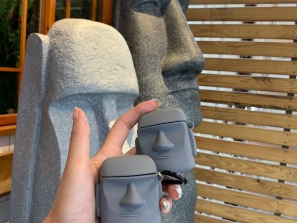 幫 AirPods 找可愛新家！韓國「摩艾石像」收納盒，網友：都想為了盒子買耳機啦！