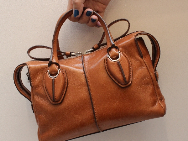 【經典紅什麼】什麼樣的包讓黛安娜、梅根都瘋狂？揭曉 TOD'S「D Bag」熱賣 20 年的原因：都是因為「這項堅持」⋯