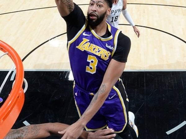 NBA 速報／獨霸西區龍頭！詹皇再拿大三元 + AD 狂炸 25 分 4 火鍋，湖人擊退馬刺笑納 5 連勝！