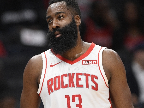 NBA 速報/抓到了吧!Harden 被吹「走步」不滿提出抗議,裁判當場模仿「神還原」動作超逗趣!
