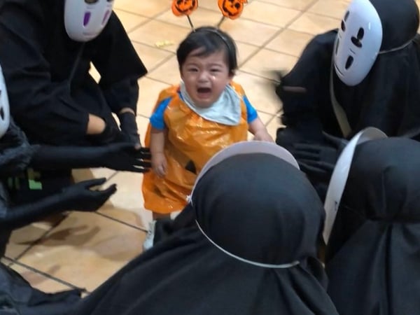 日本小男童萬聖節遭遇「無臉男軍團」包圍，媽媽分享兒子嚎啕大哭模樣惹人憐愛！
